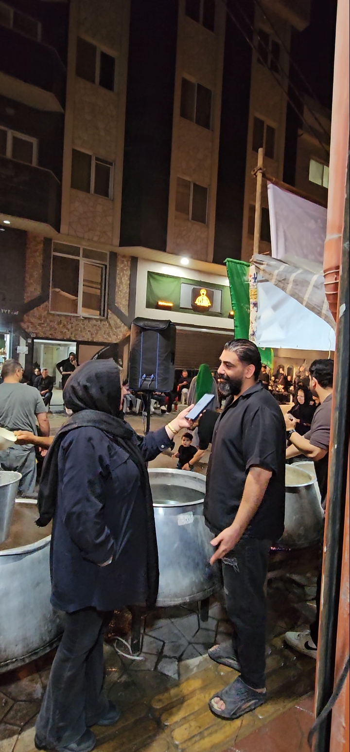 پخت ۳۰ دیگ حلیم نذری در شب عاشورا؛ سنت ۱۵ ساله امامزاده قاسم (ع)+تصاویر