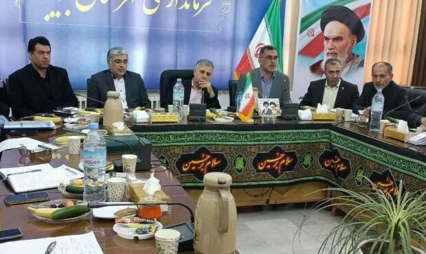 بانکها و صنایع، پای کار اقتصاد شهرستان بیایند بانکها و صنایع، پای کار اقتصاد شهرستان بیایند