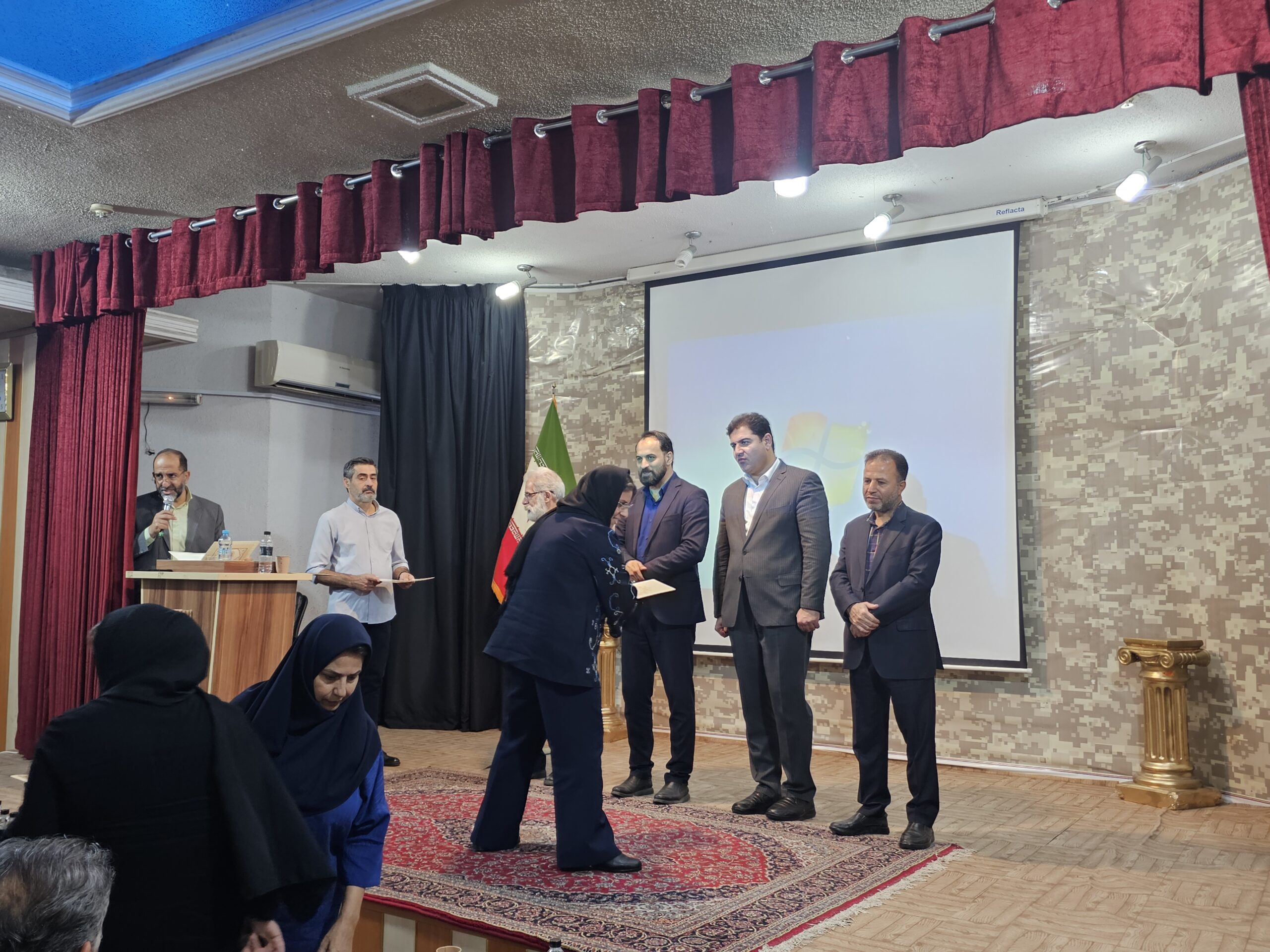 کارگاه یک‌روزه خبر به همت نماینده قائم‌شهر برگزار شد؛ مدرسان «دوربین خبرساز» گواهی‌نامه دادندتصاویر