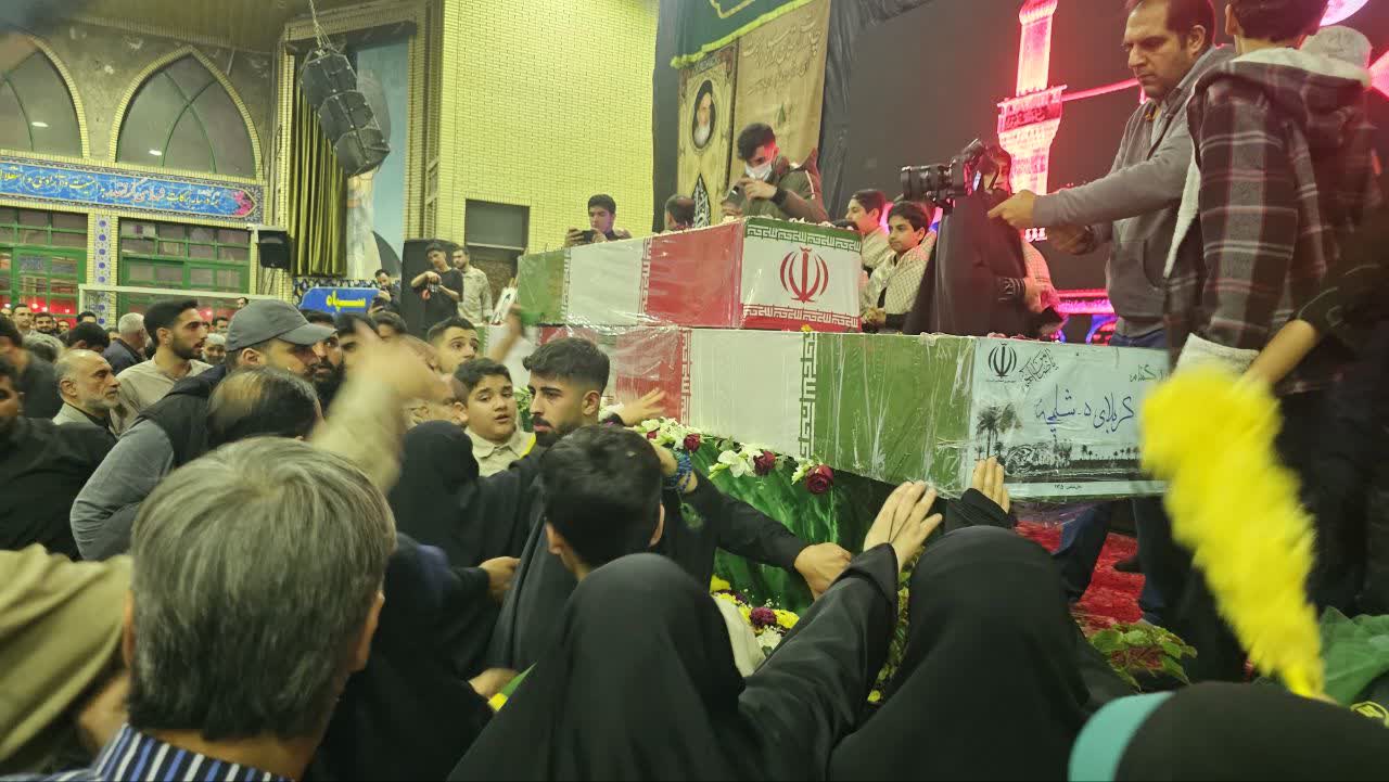 وداع حماسی مردم قائم‌شهر با ۳ شهید گمنام در حسینیه ثارالله