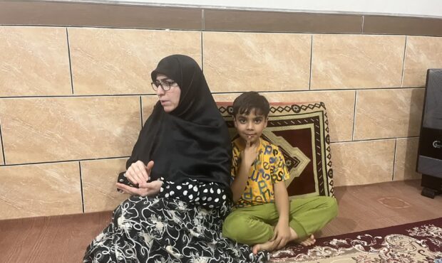 طلبه جوان؛گاهی برای تهیه دارو کارتهایم را یکییکی میکشم تا شاید پول جور شود/خانهای که در نیمه ساخت متوقف شد و زنی که هنوز امید دارد