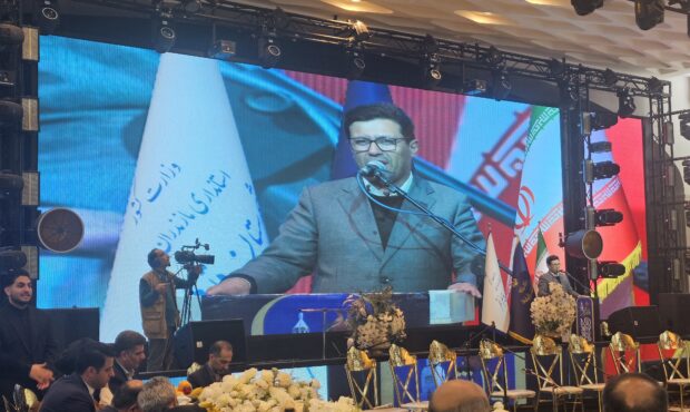 صاحبان فرهنگ و هنر ستونهای هویت جامعهاند