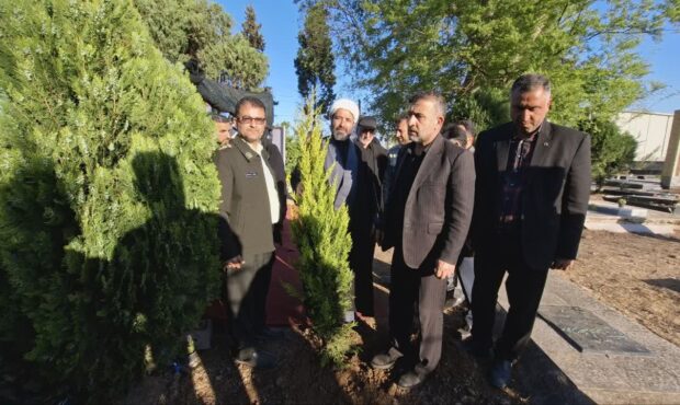 غرس پنج نهال سرو به یاد سردار جنگل مجید ذکریایی در سیمرغ+ تصاویر